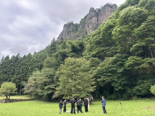 岩櫃山眼下の潜龍院跡。忍者が修行をする修験院の跡です。