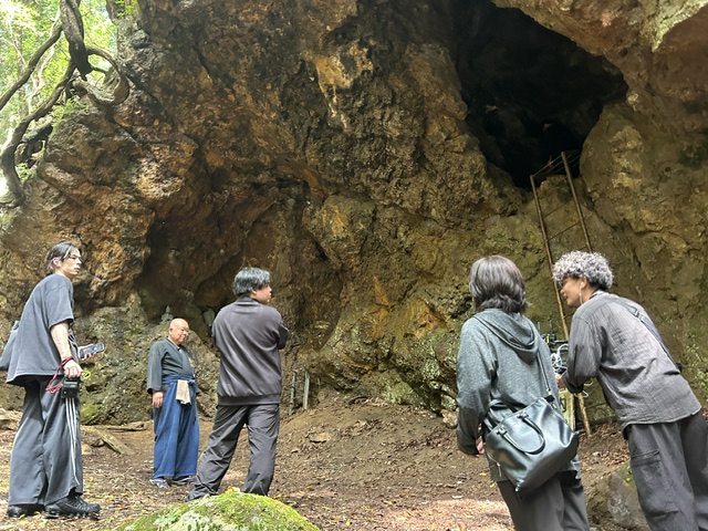 岩櫃山の東を守る観音山は忍者の修行地の雰囲気満点。胎内窟は、くぐると生まれ変わるという修験文化を体験できます。